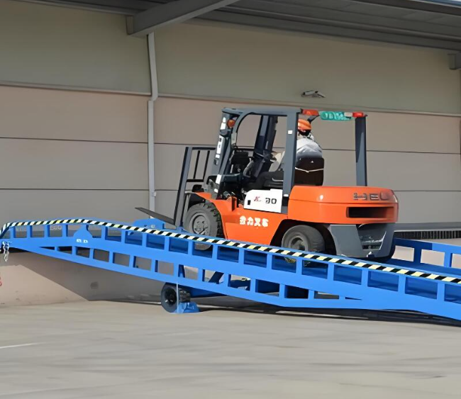 揭阳移动式卸货平台（叉车用）
